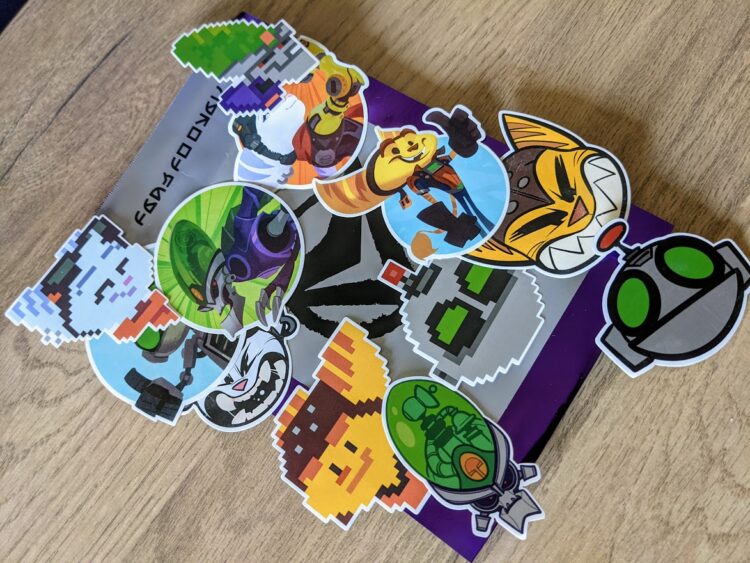 Ratchet & Clank: Rift Apart, unboxing press kit - les stickers !